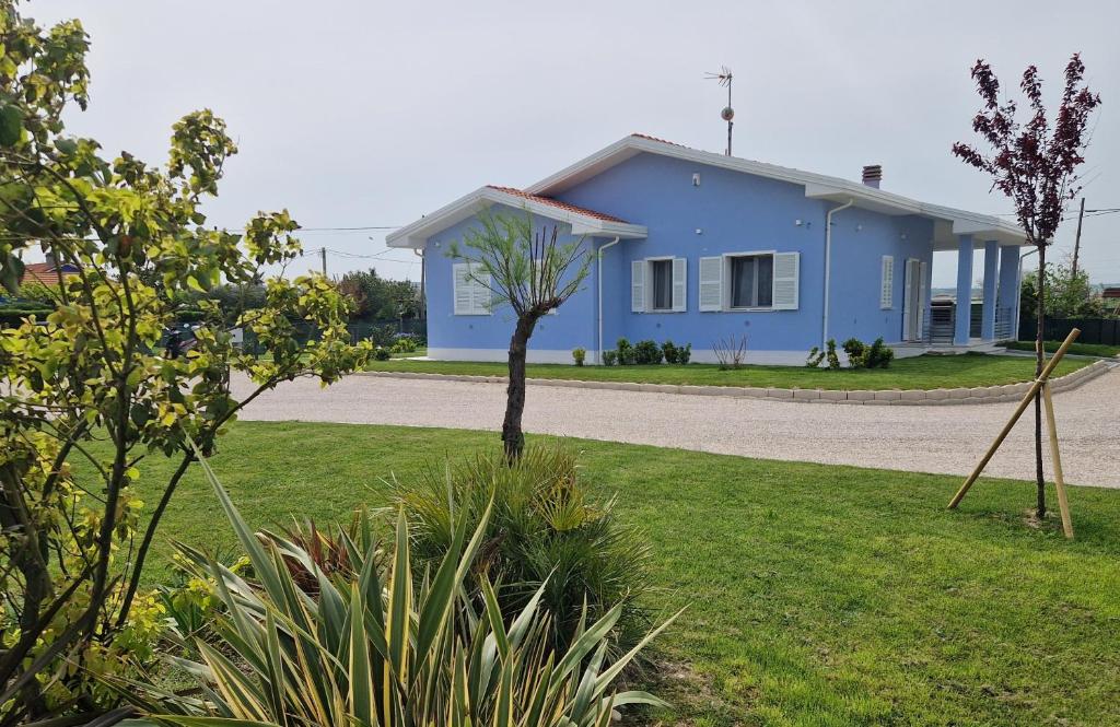 una casa azul en medio de un patio en Appartamento MaRi, en Fano
