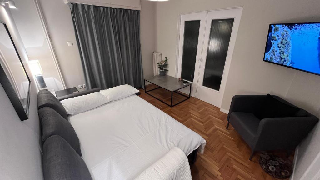 Postel nebo postele na pokoji v ubytování 2 Newly Renovated Charming Apartments steps from Panormou Metro Station