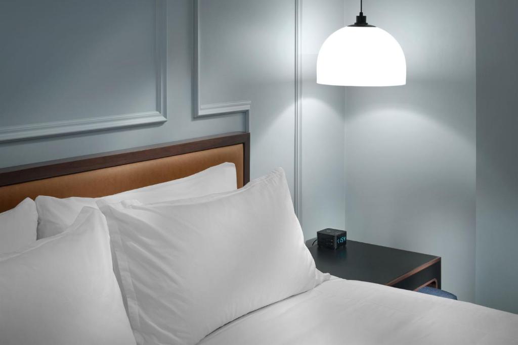 Axiom Hotel - Deluxe Zimmer Mit Kingsize-Bett