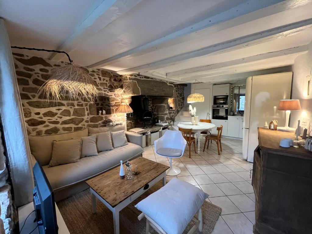 un salon avec un canapé et une table dans l'établissement Maison de pêcheur - Golfe du Morbihan, à Saint-Gildas-de-Rhuys