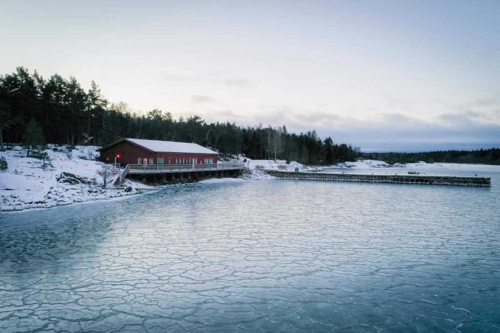a house on a dock next to a body of water at Kustvy - En Destination intill Havet in Skärplinge