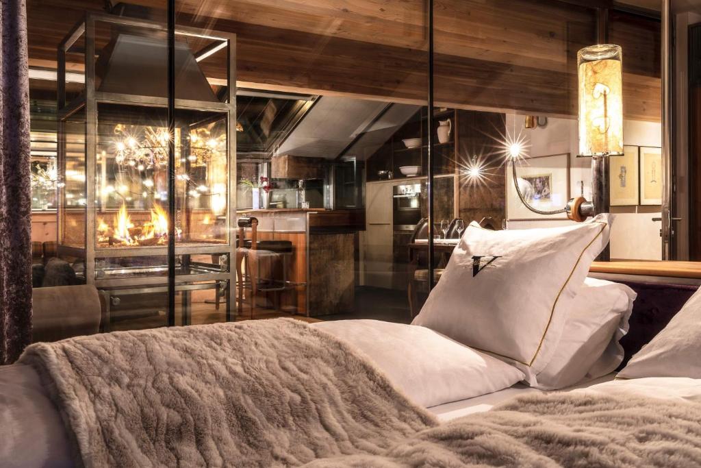 sypialnia z łóżkiem i jadalnią w obiekcie Backstage Boutique SPA Hotel w mieście Zermatt