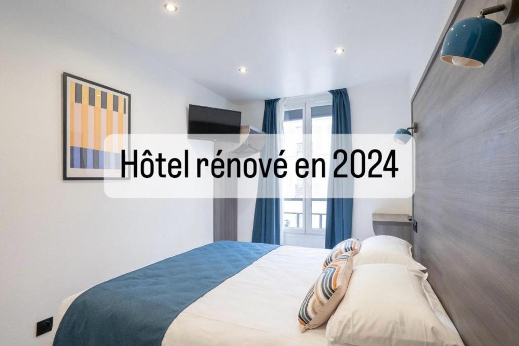 a bedroom with a bed and a sign that reads hotel remove at L'Espérance in Paris