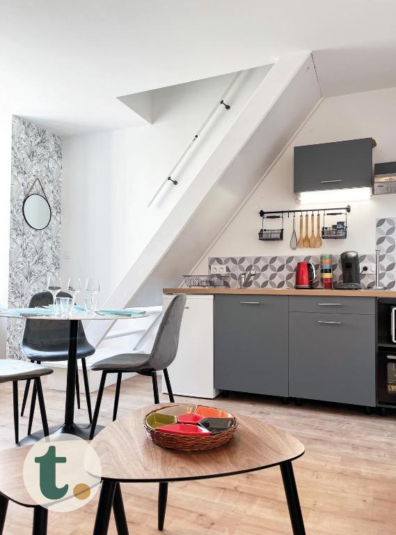 un salon avec une table et une cuisine dans l'établissement Tranquiloue - Idéal Duplex T2 - 8min du Puy du Fou, à La Verrie