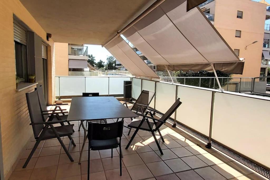- Balcón con mesa y sillas en un edificio en Apartamento La Marjal, en Moncófar