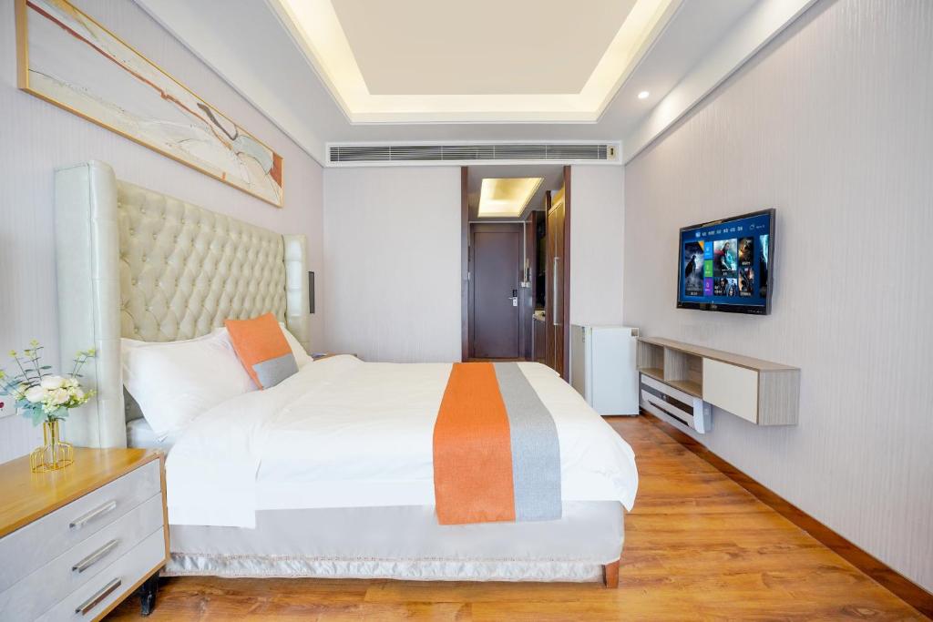Postel nebo postele na pokoji v ubytování HT Legend Hotel Changgang Metro Station Exit F -Direct to Canton Fair
