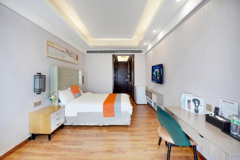 Postel nebo postele na pokoji v ubytování HT Legend Hotel Changgang Metro Station Exit F -Direct to Canton Fair