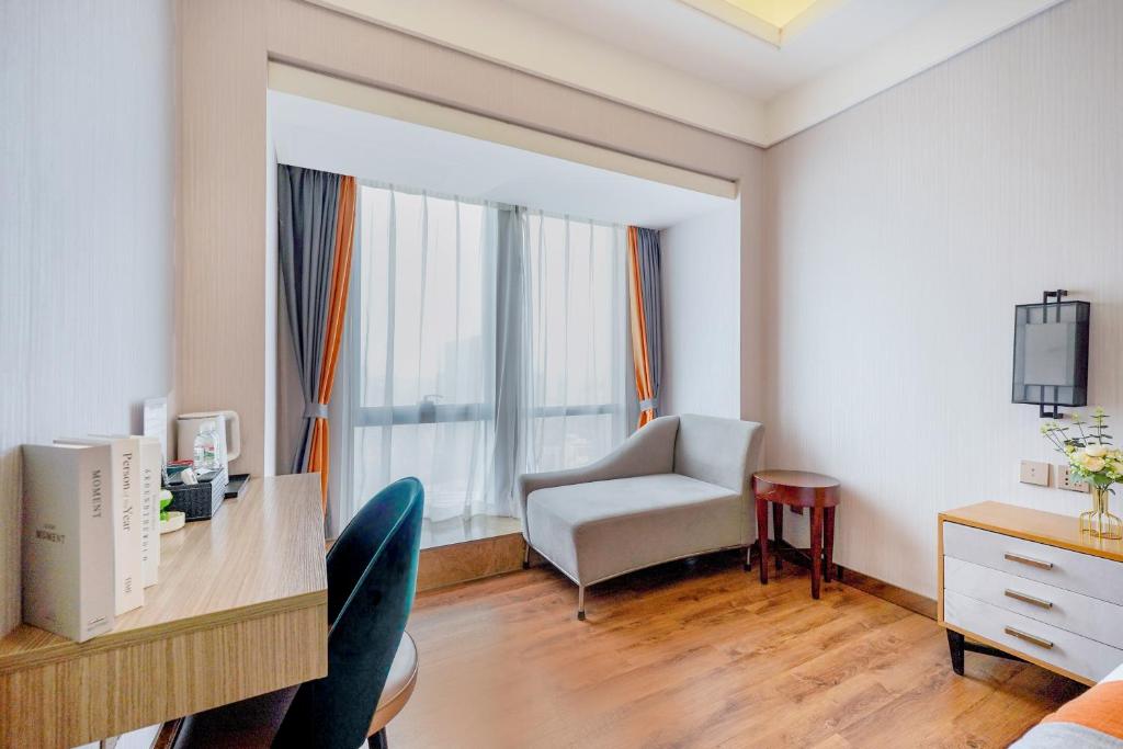 Postel nebo postele na pokoji v ubytování HT Legend Hotel Changgang Metro Station Exit F -Direct to Canton Fair