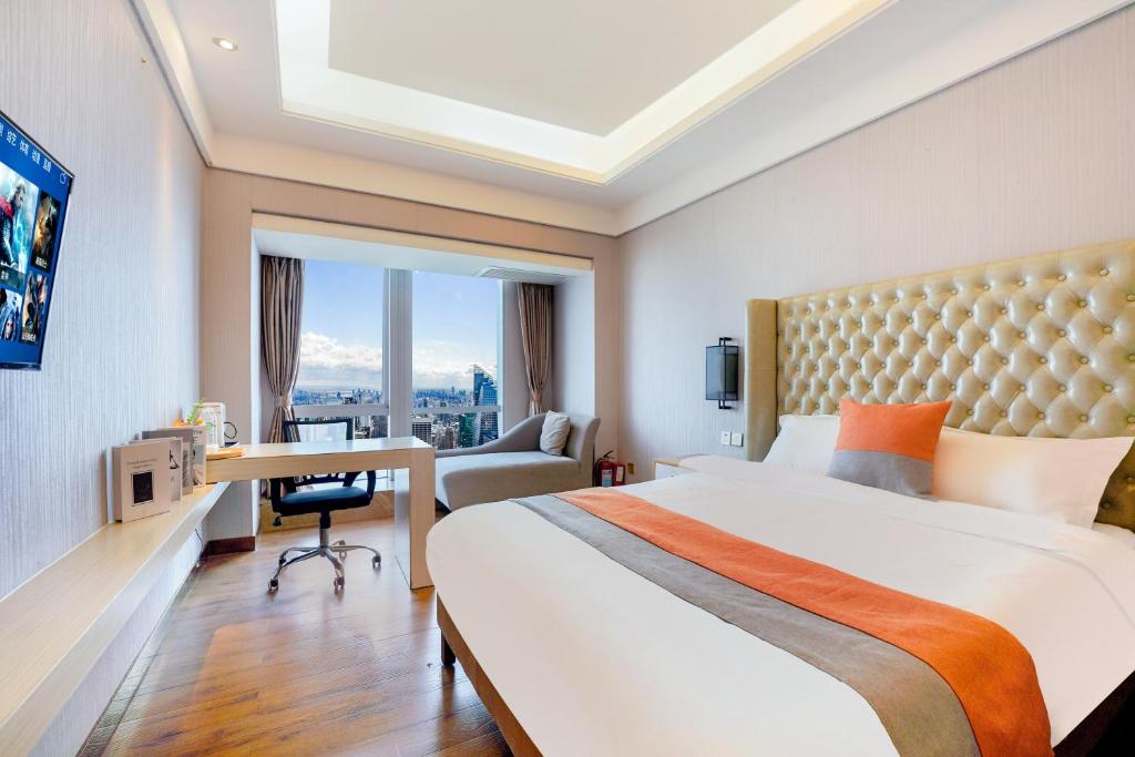 Postel nebo postele na pokoji v ubytování HT Legend Hotel Changgang Metro Station Exit F -Direct to Canton Fair