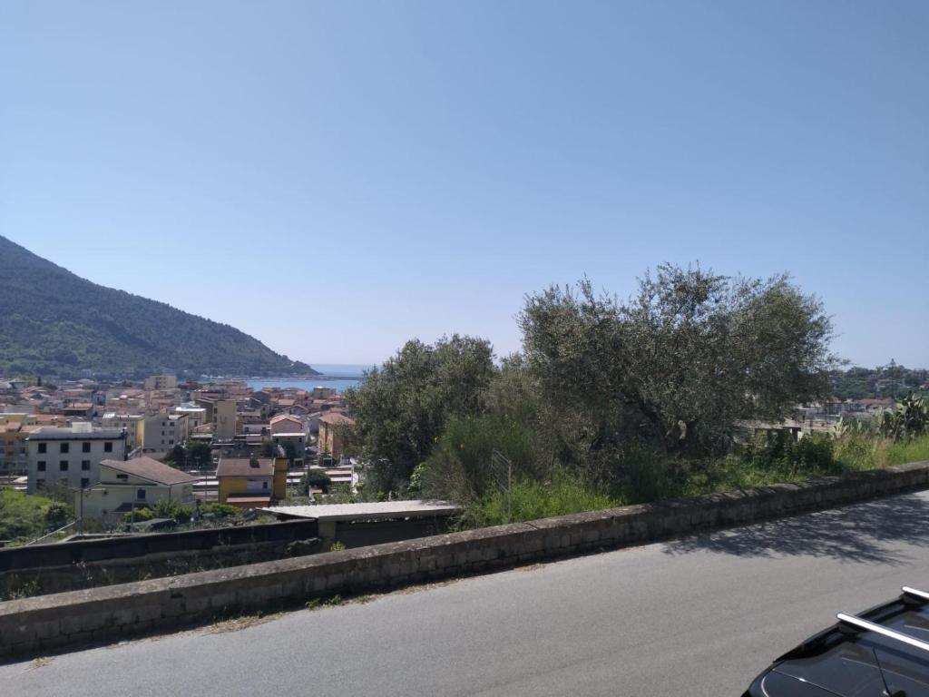 Blick auf die Stadt von der Straßenseite in der Unterkunft casa vacanze spigolatrice in Sapri