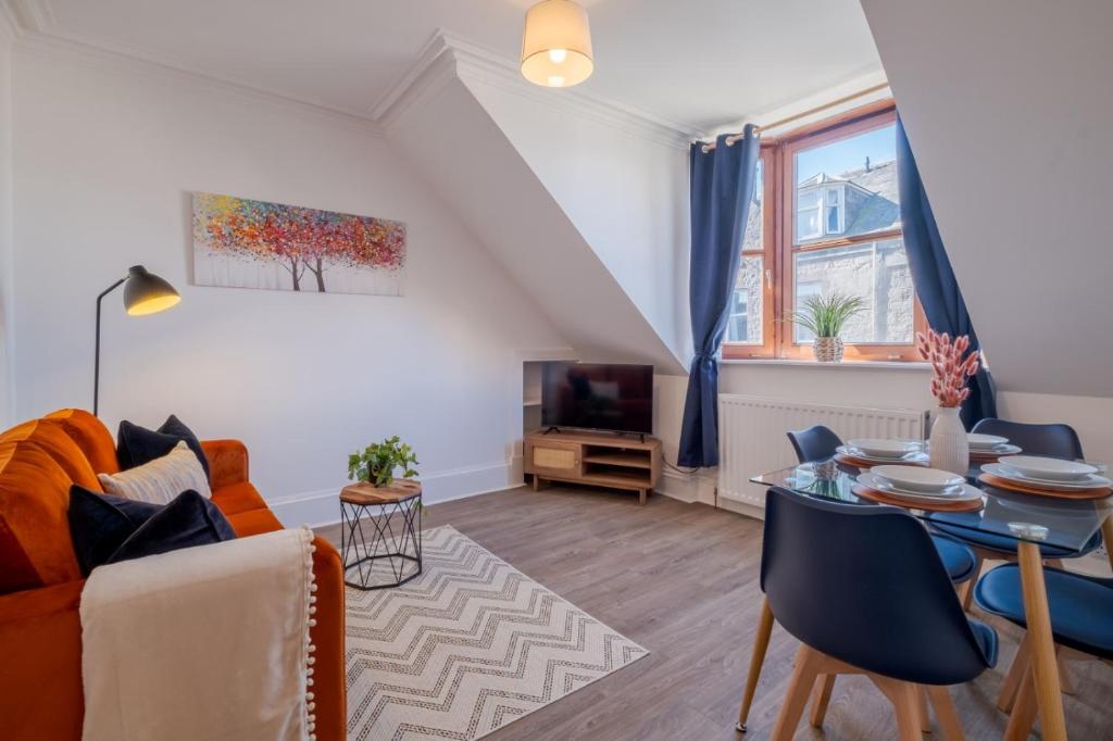 sala de estar con sofá y mesa en Summerfield Stay - SJA Stays - Modern 1 Bed Apartment en Aberdeen