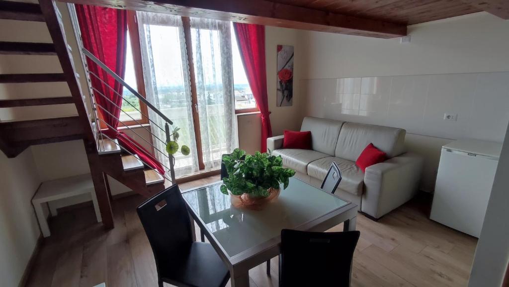 sala de estar con mesa y sofá en Panorama Lucano, en Altamura