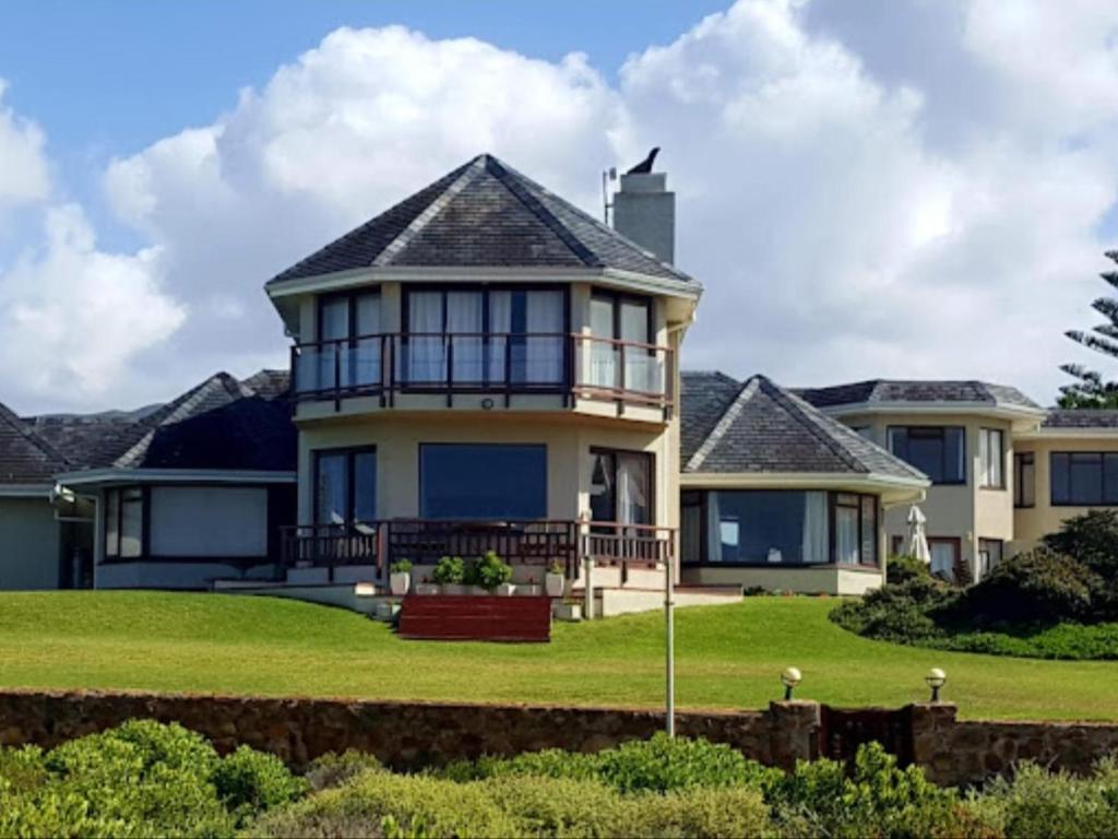 a large house with a large yard at Sandbaai Country House in Hermanus