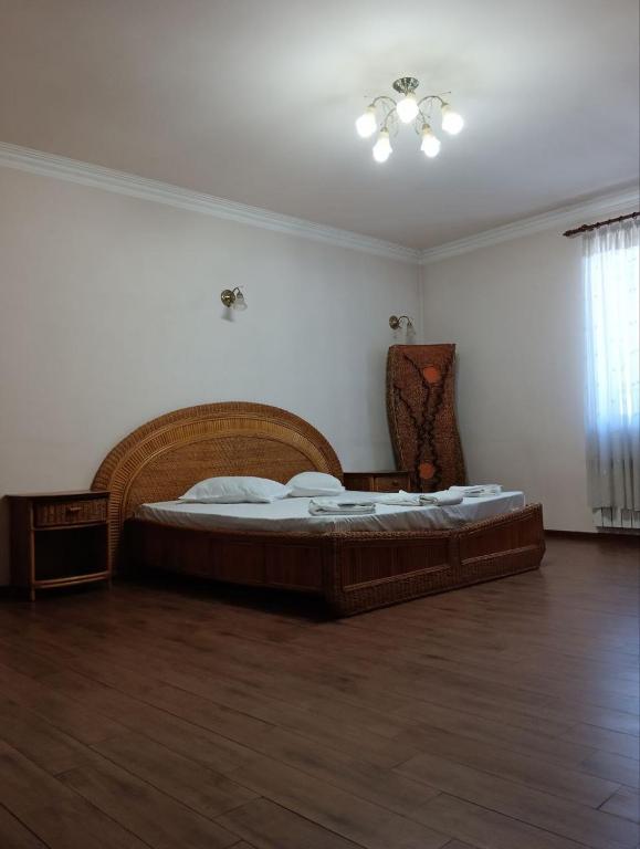 Llit o llits en una habitació de Hotel Old Kayaran