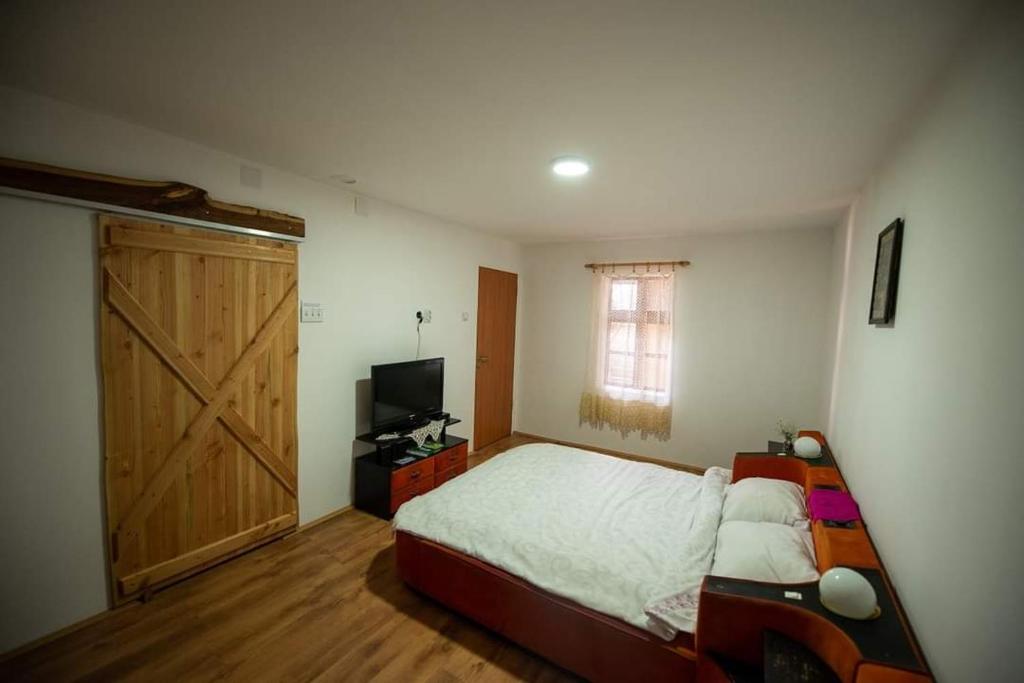 Postel nebo postele na pokoji v ubytování Domaćinstvo Radisavljevic