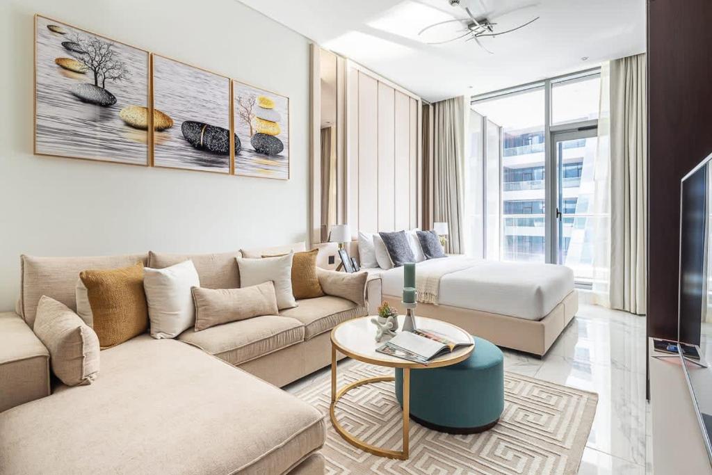 Frank Porter – J One Tower A