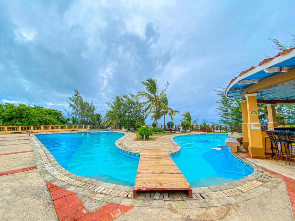 een zwembad in een resort met blauw water bij Mfalme Beachfront Apartments in Mombasa