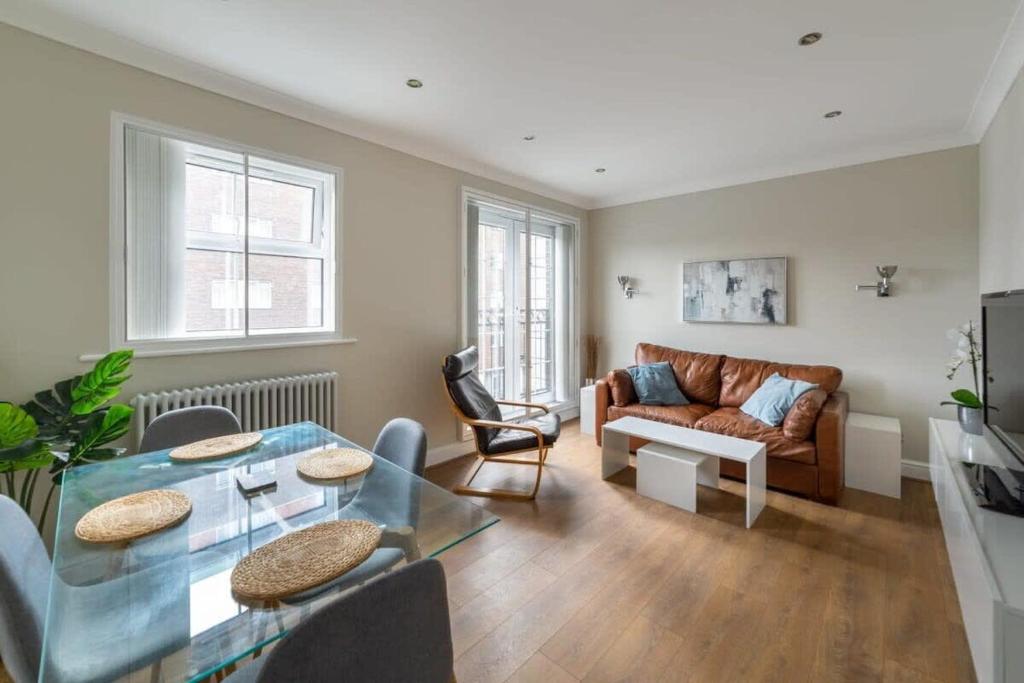 a living room with a table and a couch at Modern and Bright 1 Bed Apartment, Tower Bridge in London