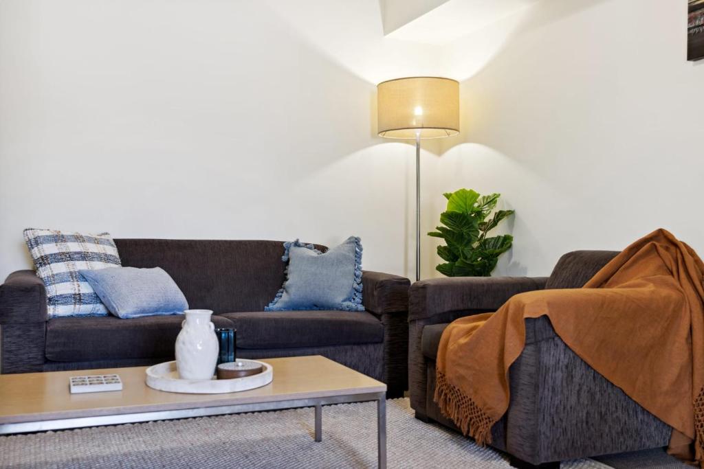Sala de estar con 2 sofás y mesa de centro en Perth City Corporate 1BRD, en Perth