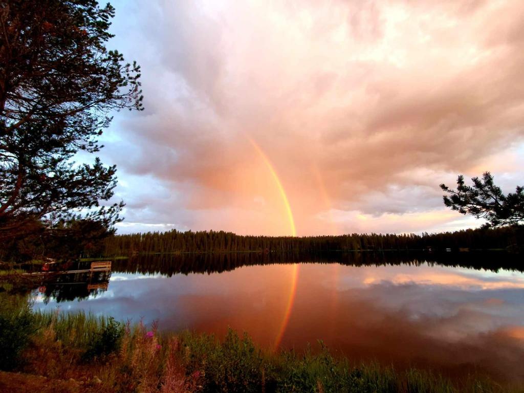 索特的住宿－Rantamökki 28，云天的湖上空的彩虹