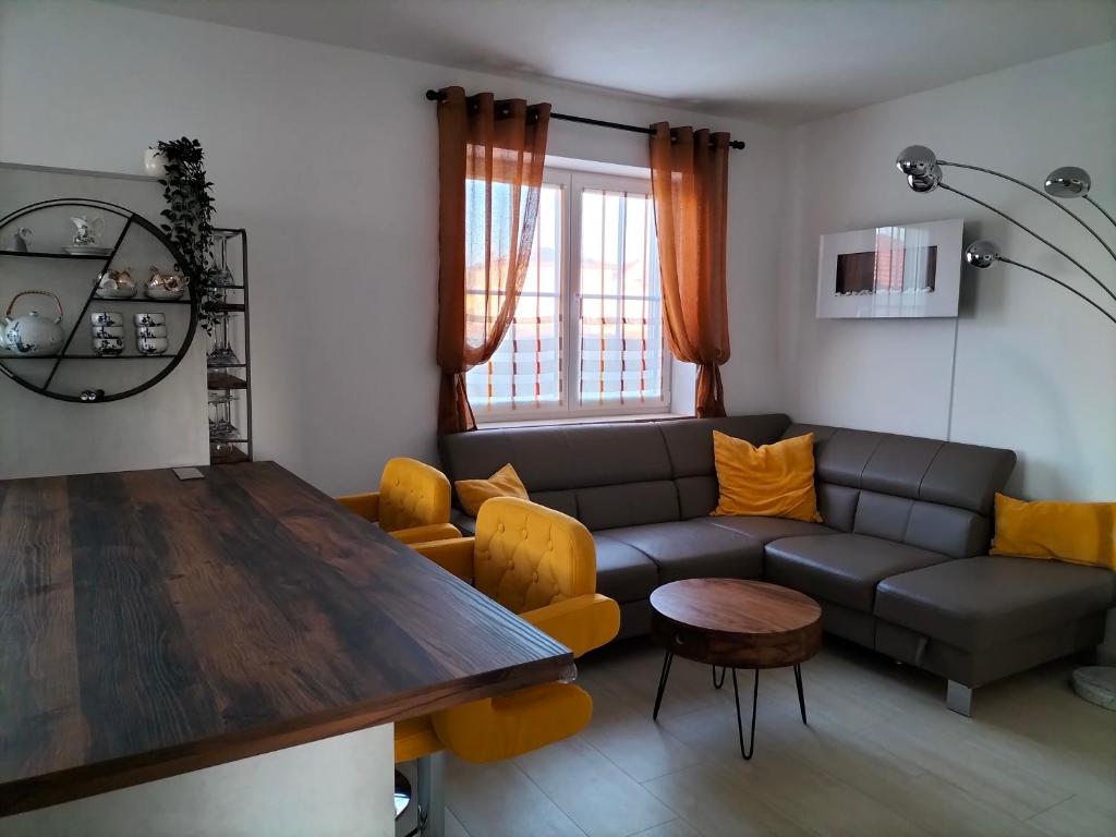 uma sala de estar com um sofá e uma mesa em Ferienhaus/Bungalow Monheimer Alb barrierefrei em Monheim