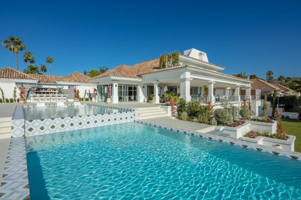 une maison avec une piscine en face de celle-ci dans l'établissement Villa Azur, Nueva Andalucia, Marbella, à Marbella