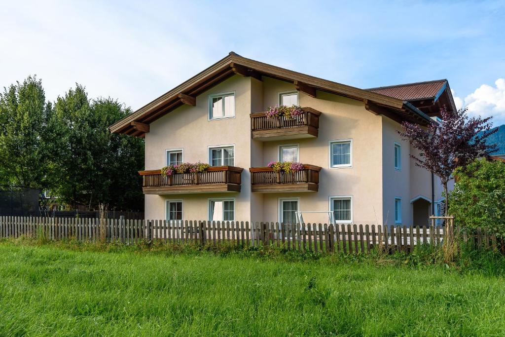 een huis met twee balkons en een hek bij Ferienwohnungen Reiter in Flachau