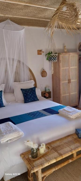 מיטה או מיטות בחדר ב-"Chez Lyly et Juju" Piscine&Calme 3Chambres