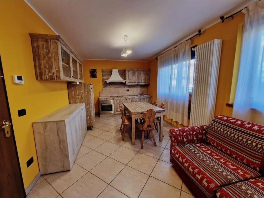 een woonkamer met een bank en een tafel bij Appartamento a Bardonecchia in Bardonecchia