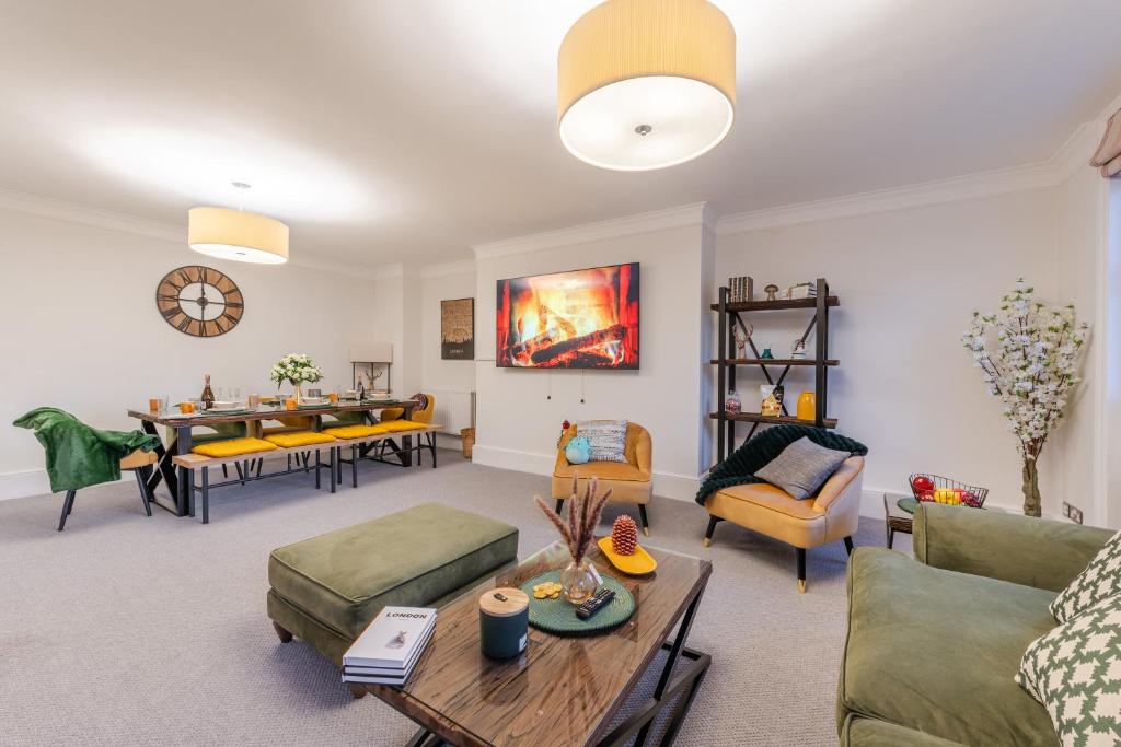 - un salon avec des canapés et une table dans l'établissement Modern London Luxury 3Bedroom, 3Bathroom Retreat 6, à Londres