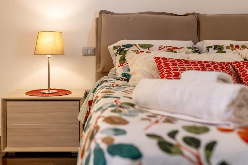 オストゥーニにあるLa Casa Biancaのベッドルーム1室(ベッド1台、ナイトスタンドのランプ付)