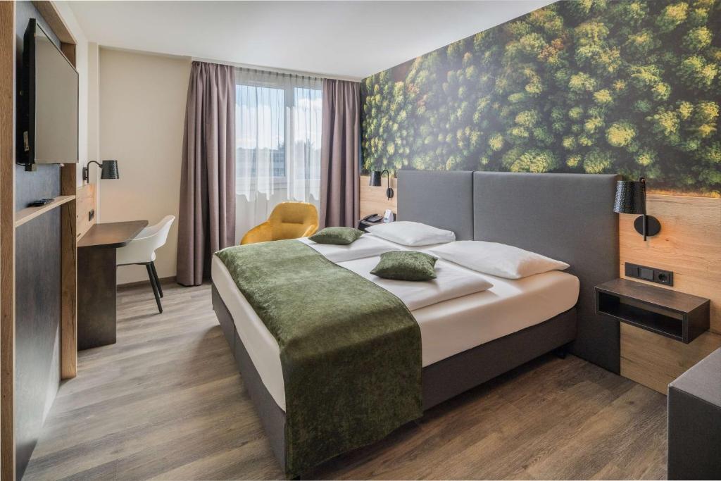 um quarto de hotel com uma cama e uma secretária em Best Western Hotel München Airport em Erding