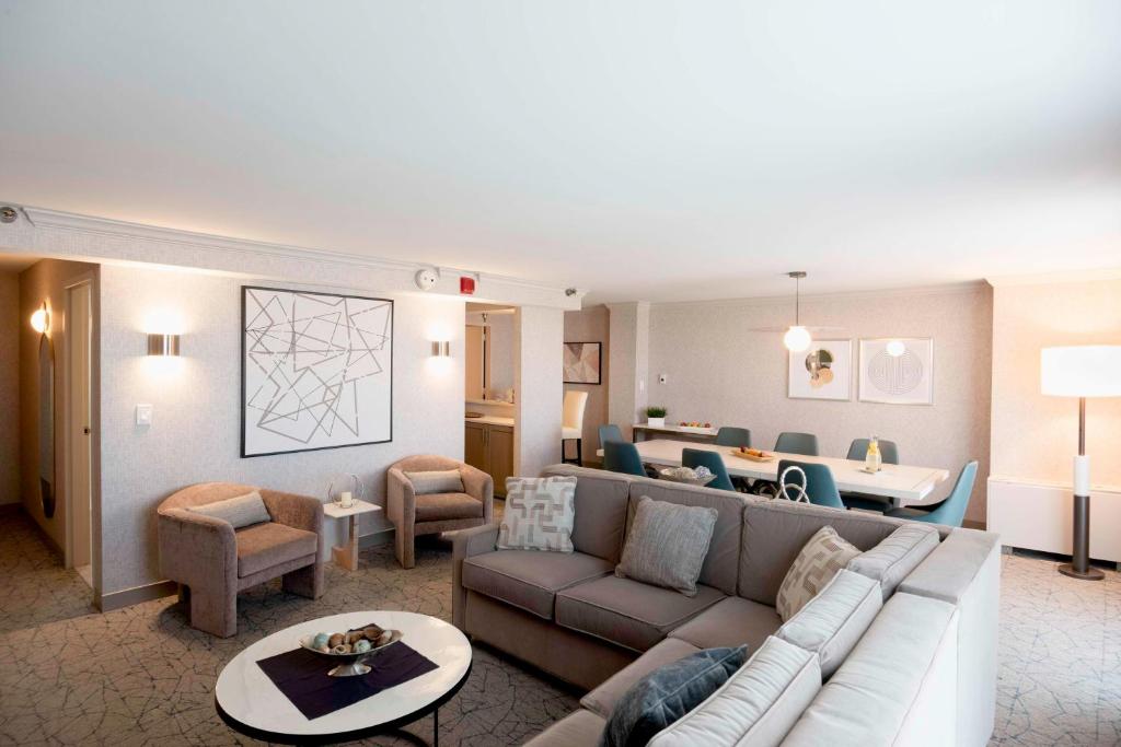 DoubleTree by Hilton Hotel and Conference Center Chicago North Shore photo
