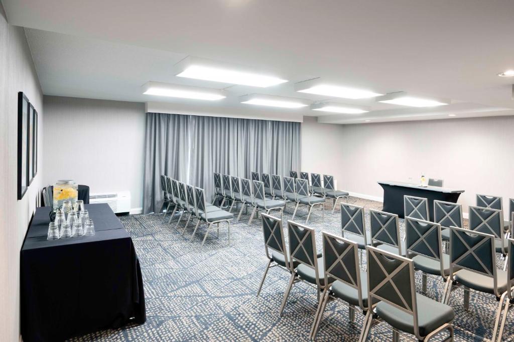 DoubleTree by Hilton Hotel and Conference Center Chicago North Shore photo