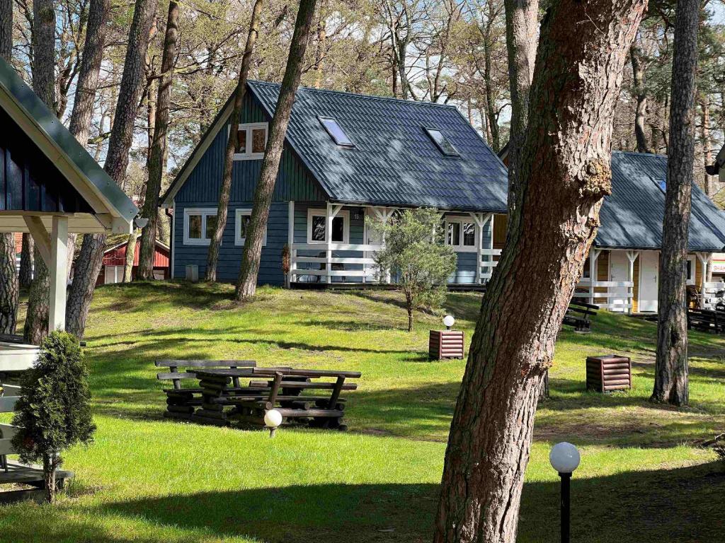 una casa con una mesa de picnic delante de ella en Domki Polskie Morze, en Pobierowo