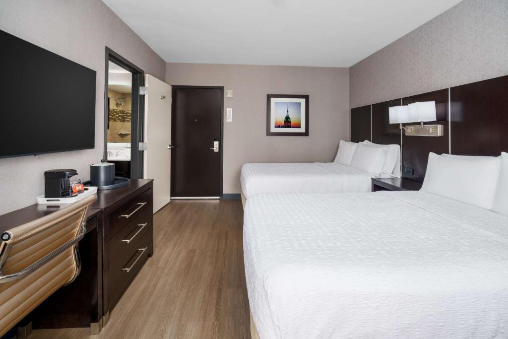 Postel nebo postele na pokoji v ubytování Hampton Inn Times Square Central