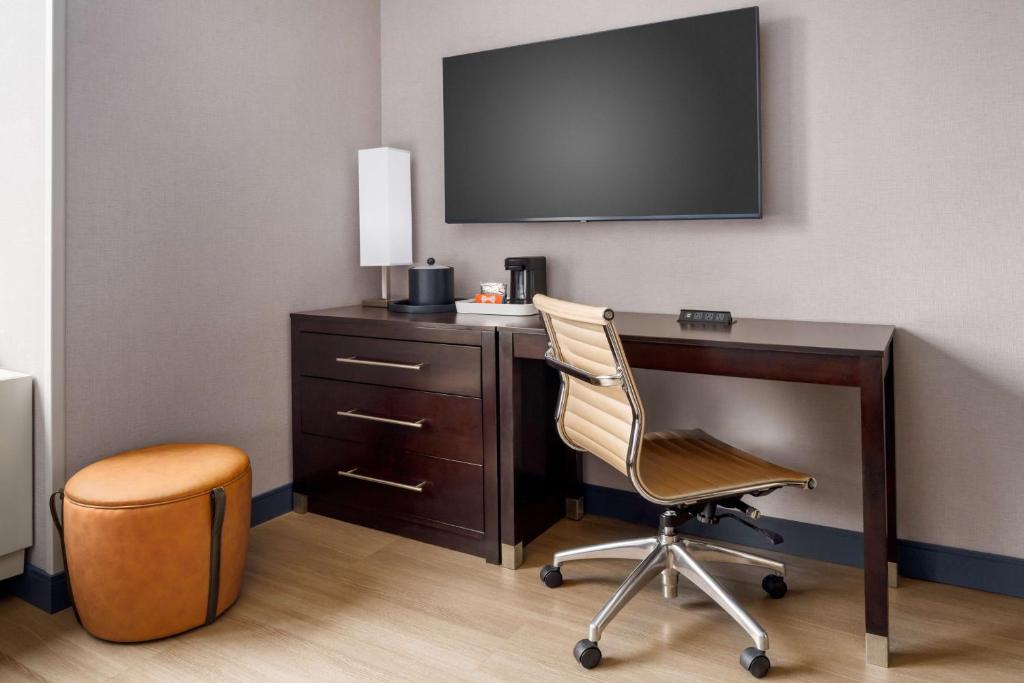 TV a/nebo společenská místnost v ubytování Hampton Inn Times Square Central