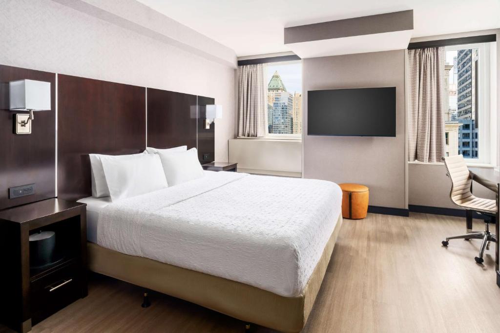 Postel nebo postele na pokoji v ubytování Hampton Inn Times Square Central