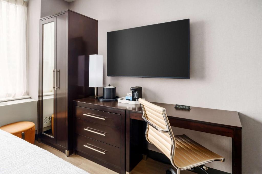 TV a/nebo společenská místnost v ubytování Hampton Inn Times Square Central