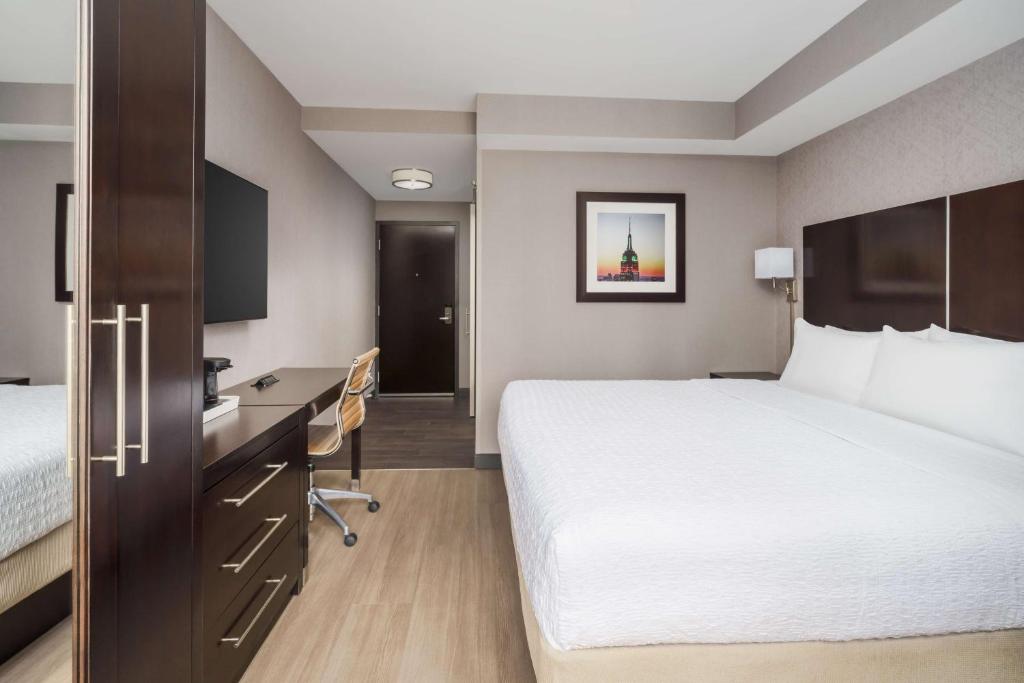 Postel nebo postele na pokoji v ubytování Hampton Inn Times Square Central