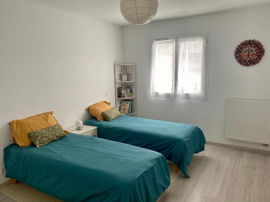 1 Schlafzimmer mit 2 Betten und einem Fenster in der Unterkunft Maison de 2 chambres avec jardin clos et wifi a Briscous in Briscous