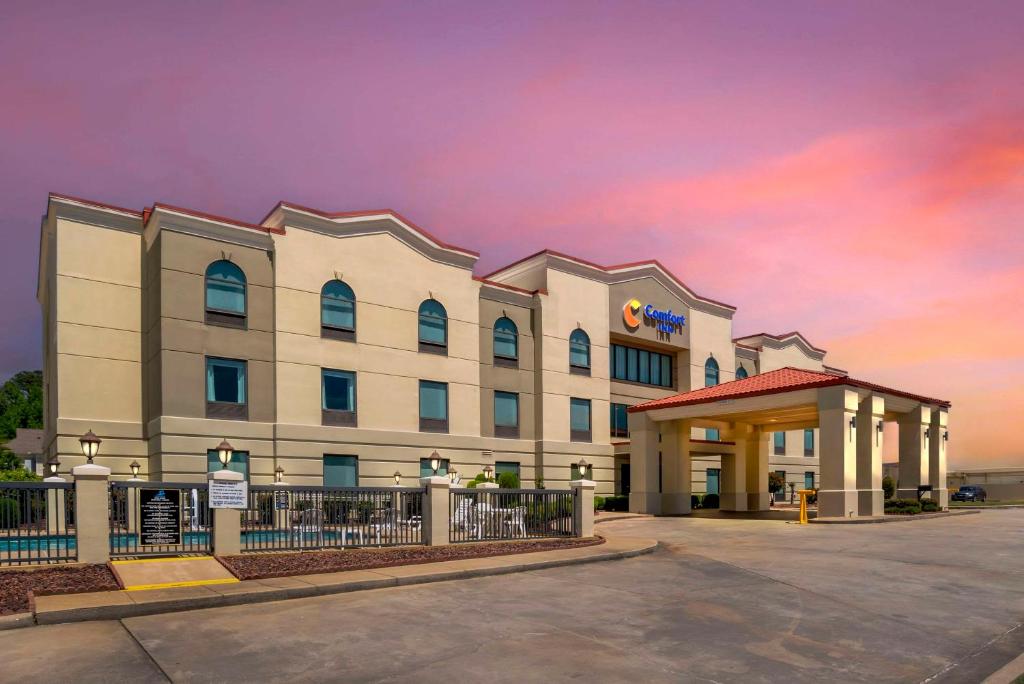 een weergave van een hotel met zonsondergang bij Comfort Inn Greenville I-65 in Greenville