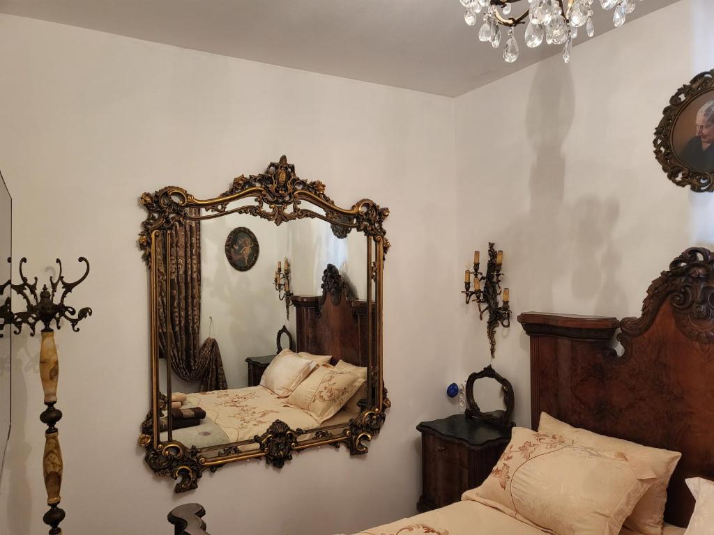 um quarto com um espelho na parede e uma cama em Villa ANGEL em Rapallo