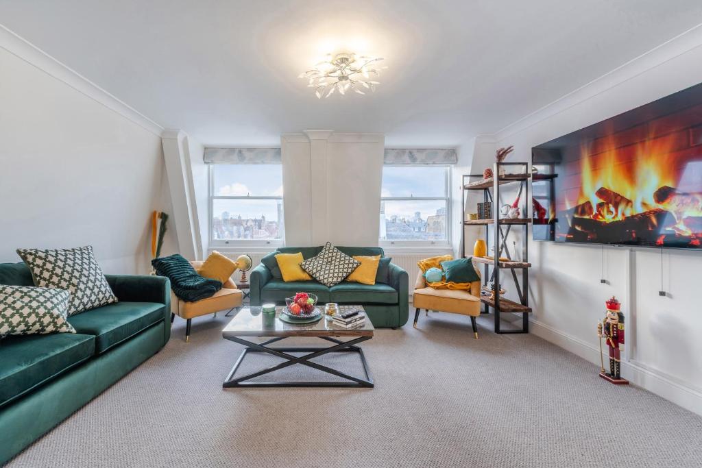 a living room with a green couch and chairs at City Chic 3 Bedroom, 3 Bathroom Luxury Living 7 in London