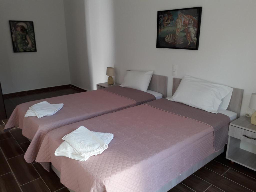 duas camas sentadas uma ao lado da outra num quarto em Petasos Apartments 2 em Gennadi