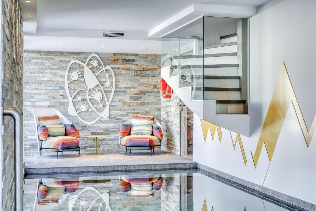 - un hall avec deux chaises et une table dans l'établissement Chalet Farniente, à Praz-sur-Arly