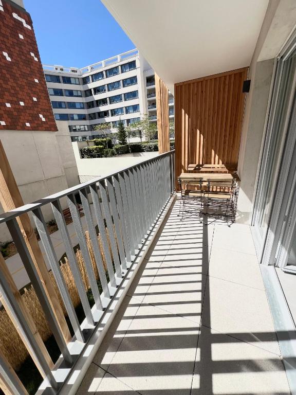 - un balcon avec deux chaises dans un bâtiment dans l'établissement Appartement cosy au cœur de Marseille, à Marseille
