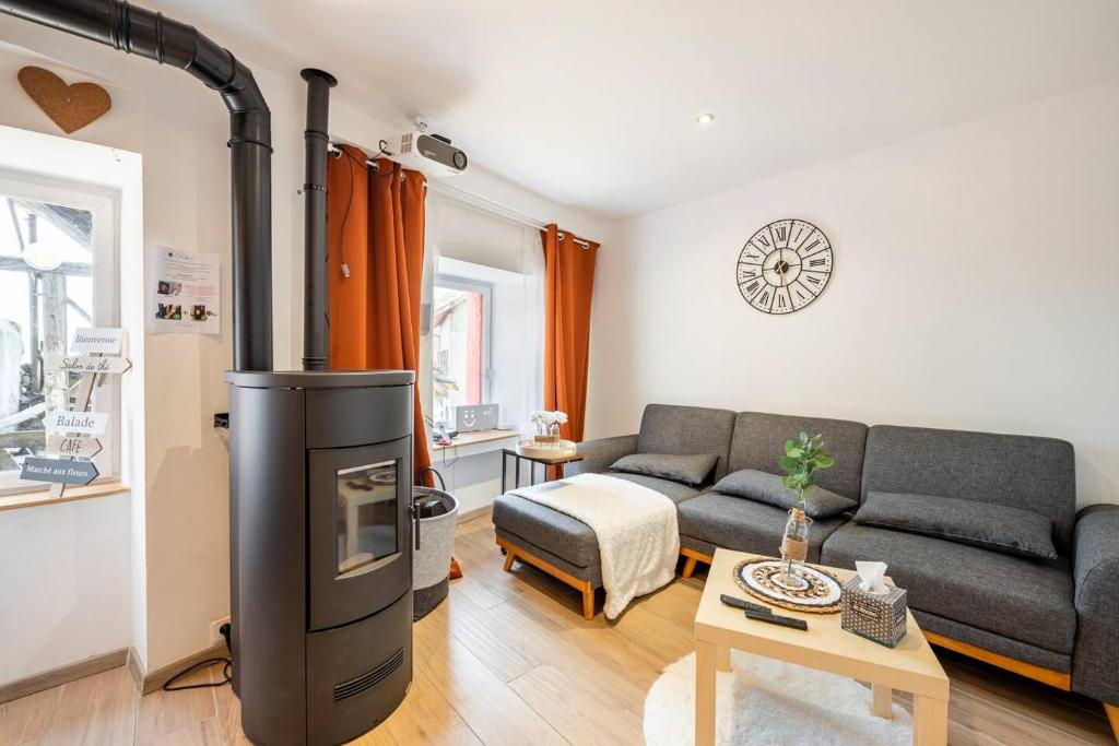 ein Wohnzimmer mit einem schwarzen Kamin im Zimmer in der Unterkunft Chez Malou & Hugo vue lac proche Suisse & stations ! in Saint-Gingolph