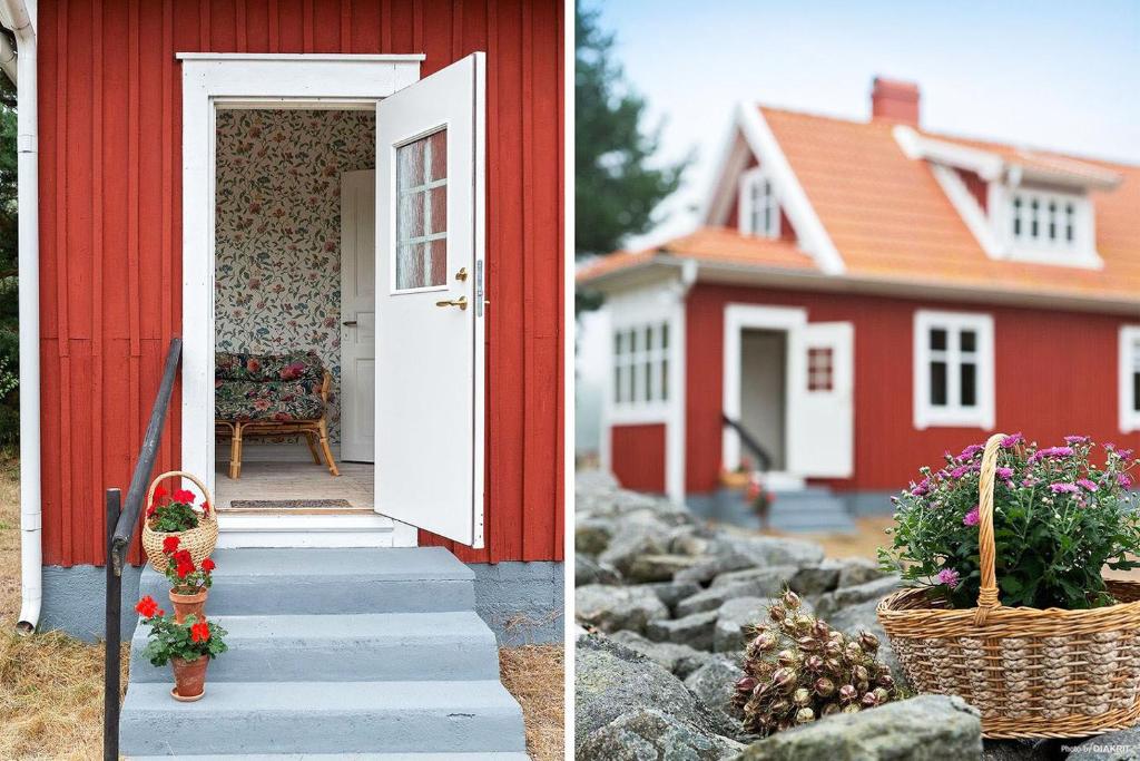 una casa roja con una puerta blanca y una cesta de flores en Nice little red cottage in the countryside located outside Jamjo, en JÃ¤mjÃ¶