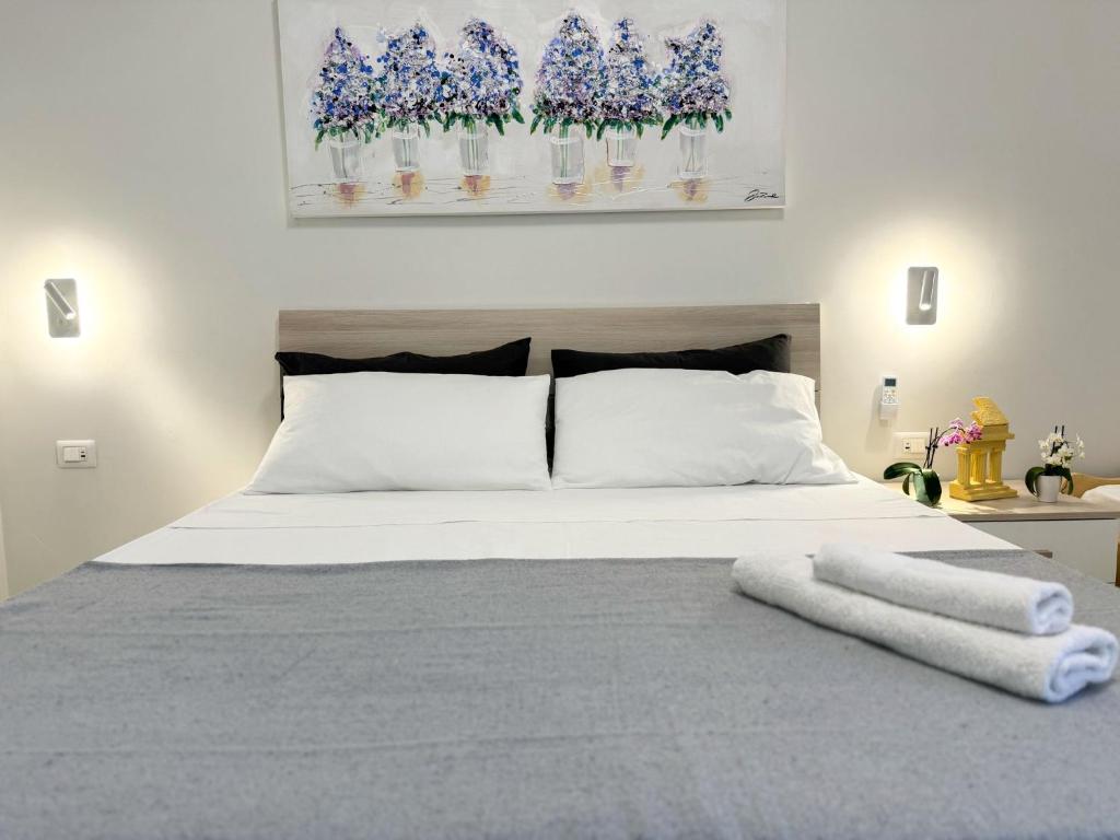 1 dormitorio con 1 cama con 2 toallas en Vicoletto Fiorito, en Porto Empedocle